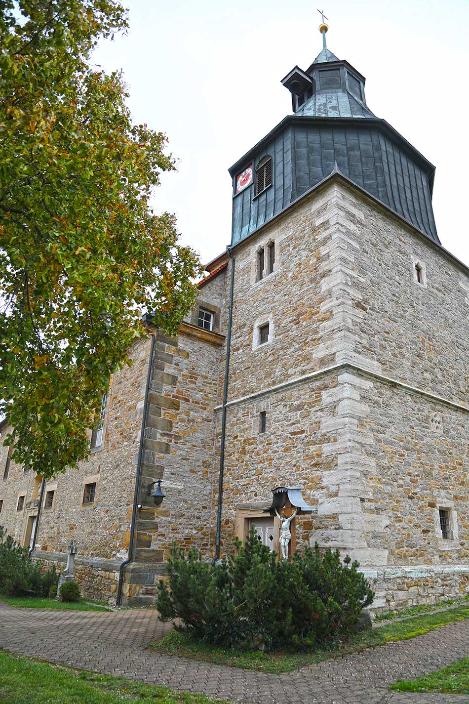 Der rund 33 Meter hohe Kirchturm ist 470 Jahre alt.
